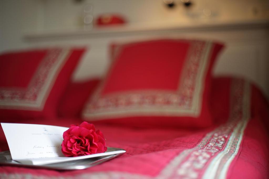 Hotel Dwor Kosciuszko Краков Экстерьер фото A rose on a bed