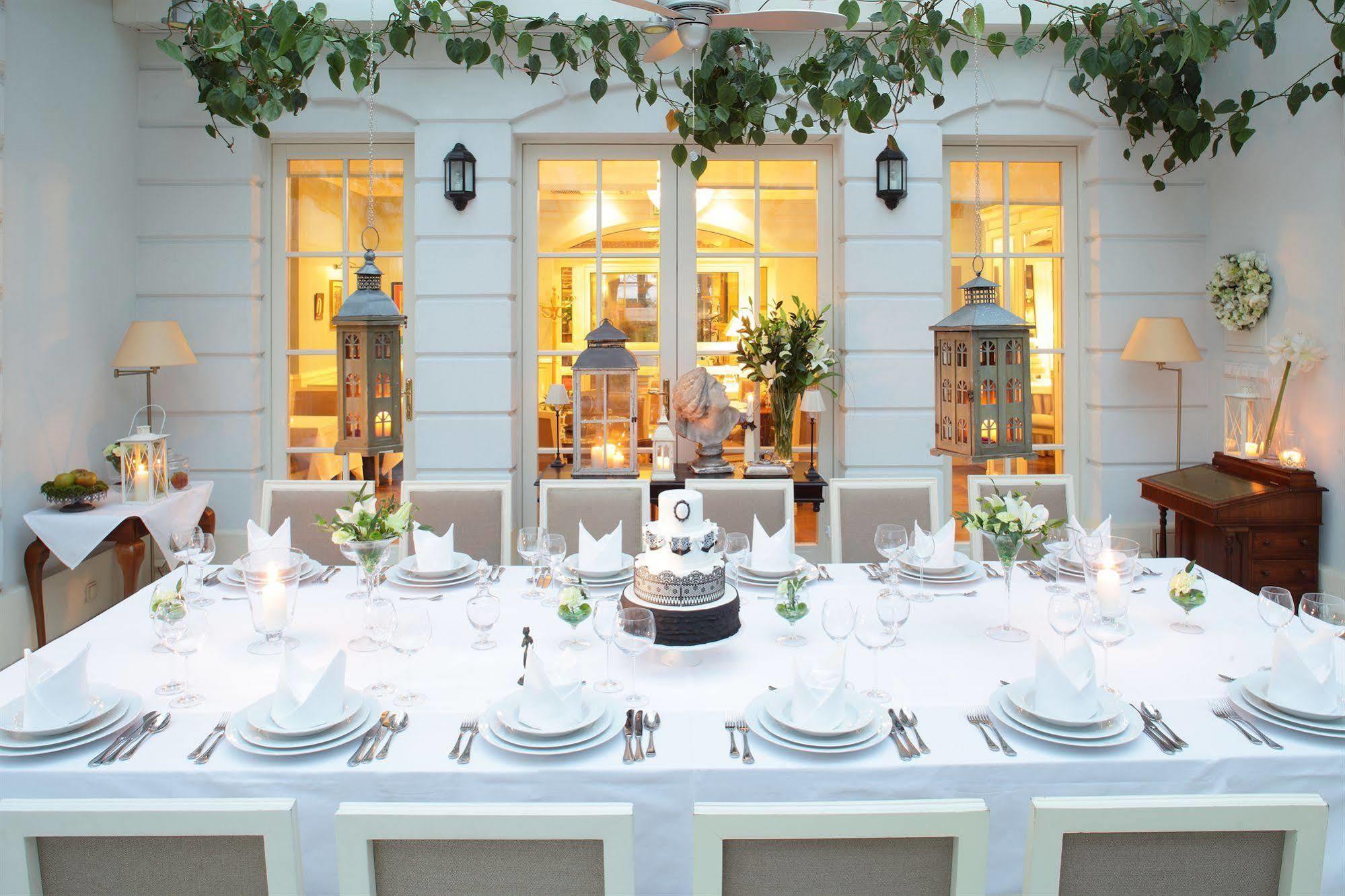 Hotel Dwor Kosciuszko Краков Экстерьер фото A table set for a dinner party